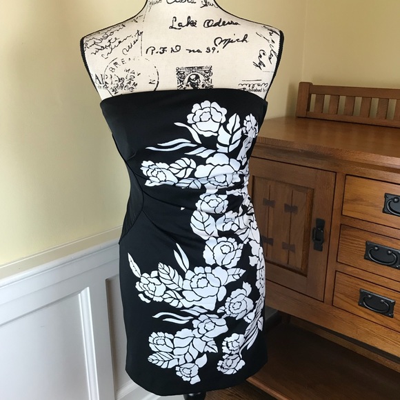 White House Black Market Dresses & Skirts - White House Black Market Floral Mini Dress